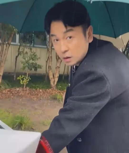 笑死！雷佳音開20萬車外出引熱議！被贊接地氣，還親自送簽名照！