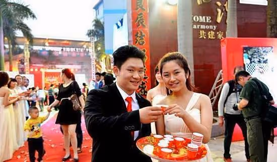 新婚第二天，老公給800紅包，讓媳婦早起做飯孝敬公婆，怒：滾