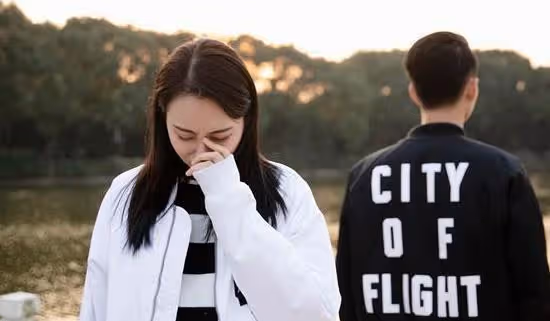 新婚第二天，老公給800紅包，讓媳婦早起做飯孝敬公婆，怒：滾
