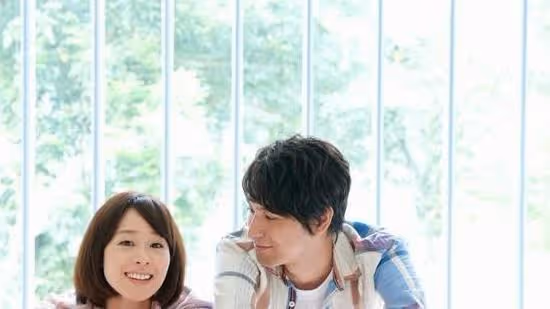 新婚第二天，老公給800紅包，讓媳婦早起做飯孝敬公婆，怒：滾