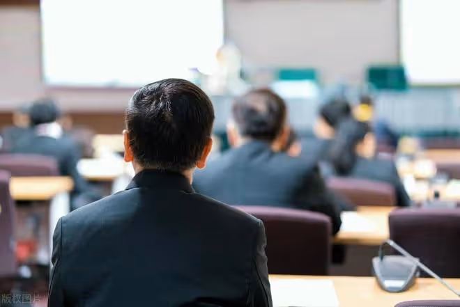 為什麼家境不好的不建議考公務員？過來人：鐵飯碗穩定，但難掙錢