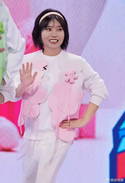 李雪琴戀情疑曝光，網友懟狗仔其不算95花，狗仔回應那也是朵花