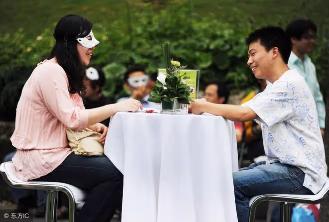 大齡剩女相親，雙方都很滿意，但剩女的這個行為，讓對方拉黑了她