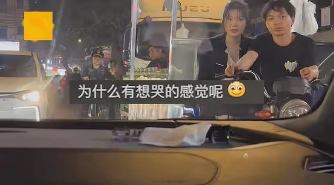 情侶看路邊豪車滿眼羨慕,車主以同樣眼神看他們:羨慕他倆有真愛