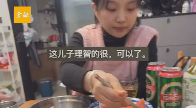 男子娶二婚帶娃的老婆,吃飯時祝兒子好好學習,兒子回應令他沉默