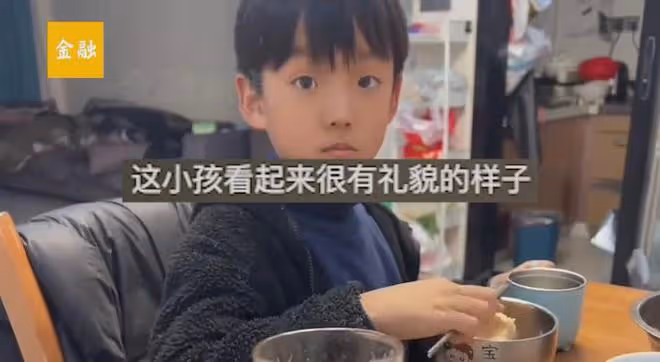 男子娶二婚帶娃的老婆,吃飯時祝兒子好好學習,兒子回應令他沉默