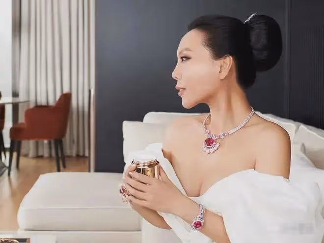 4位內地名媛千金,身價百億至今未婚,被王健林當作兒媳標準
