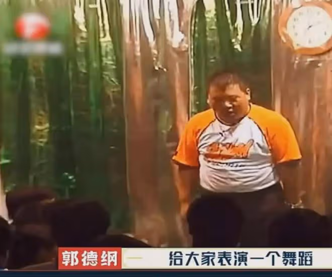 他曾力壓何炅,和吳宗憲齊名,郭德綱給他做助理,如今卻病痛纏身