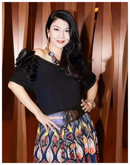 61歲的美麗傳奇，揭秘被稱為「三級艷后」與成龍的關係