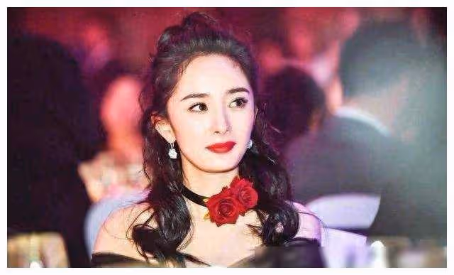 17歲楊冪與49歲成龍親密照曝光,疑雲瞬消,整容傳聞破解!
