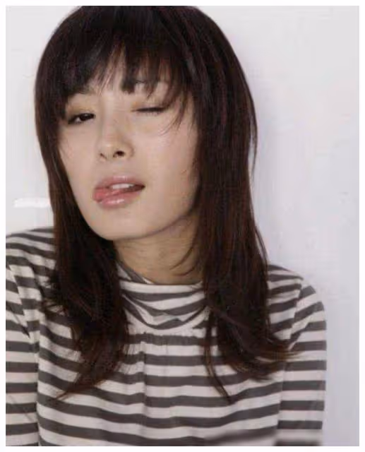 17歲楊冪與49歲成龍親密照曝光,疑雲瞬消,整容傳聞破解!
