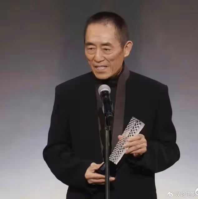73歲張藝謀拿下12座終身成就獎，華語導演第一人，寶刀未老不言退