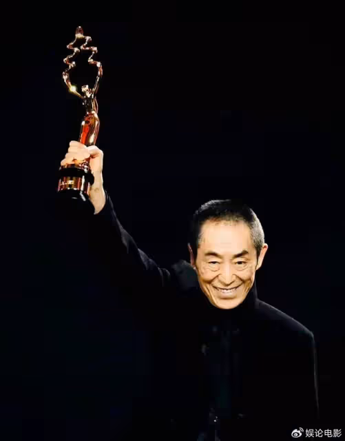 73歲張藝謀拿下12座終身成就獎，華語導演第一人，寶刀未老不言退