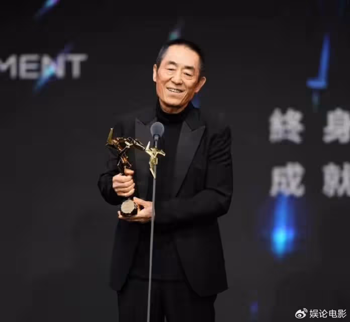 73歲張藝謀拿下12座終身成就獎，華語導演第一人，寶刀未老不言退