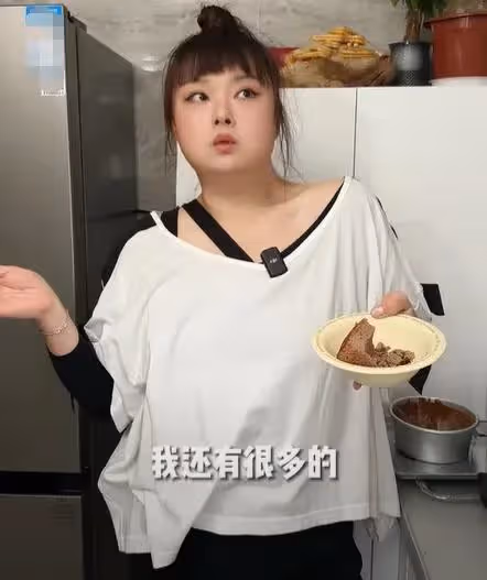 港星陳嘉佳減肥後遺症曝光！聳肩、脫髮、站不穩，連累賈玲遭質疑