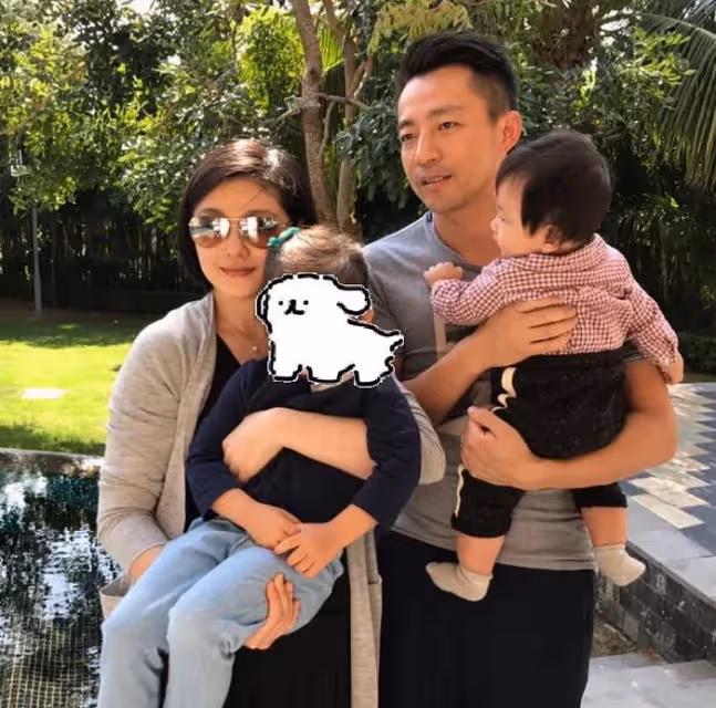 汪小菲帶娃舊照曝光,還沒離婚大S就不在身邊,只有父女二人出門