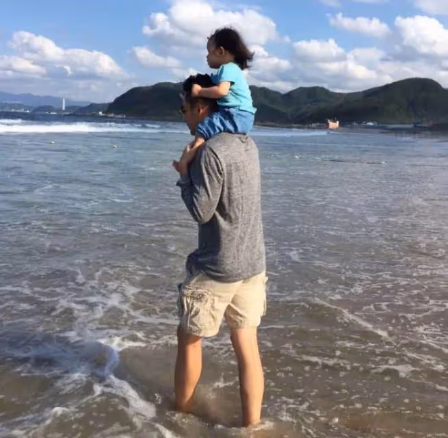 汪小菲帶娃舊照曝光,還沒離婚大S就不在身邊,只有父女二人出門