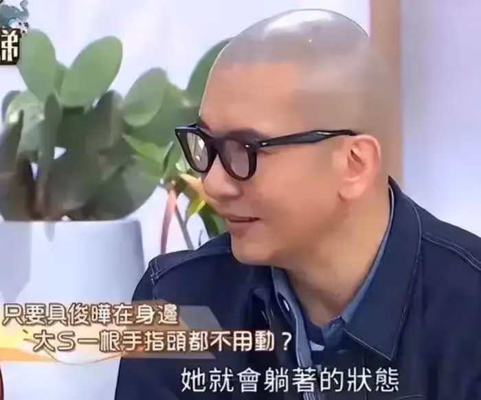 汪小菲帶娃舊照曝光,還沒離婚大S就不在身邊,只有父女二人出門