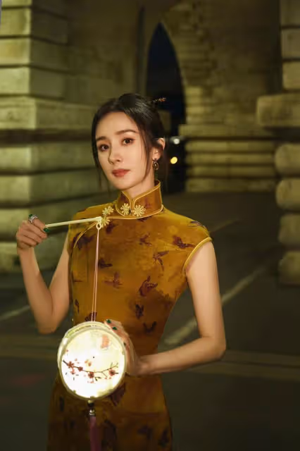 明星也愛看熱鬧,楊冪在街上聽情侶吵架,於是她默默退了半步