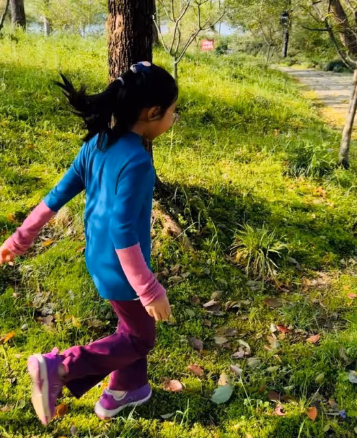 朱丹帶娃出遊,辣媽瘦出馬甲線,3歲兒子穿鞋子踩水坑玩超嗨
