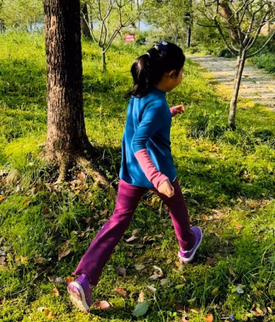 朱丹帶娃出遊,辣媽瘦出馬甲線,3歲兒子穿鞋子踩水坑玩超嗨