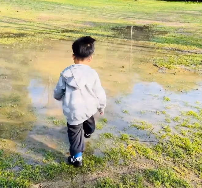 朱丹帶娃出遊,辣媽瘦出馬甲線,3歲兒子穿鞋子踩水坑玩超嗨