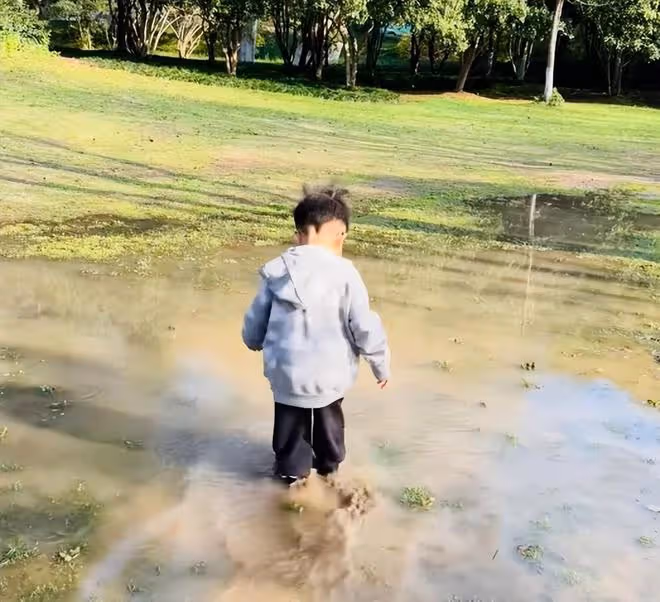 朱丹帶娃出遊,辣媽瘦出馬甲線,3歲兒子穿鞋子踩水坑玩超嗨