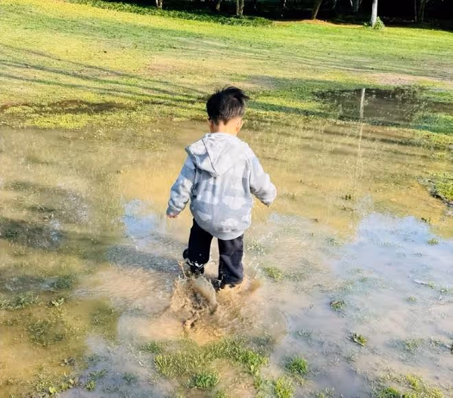 朱丹帶娃出遊,辣媽瘦出馬甲線,3歲兒子穿鞋子踩水坑玩超嗨