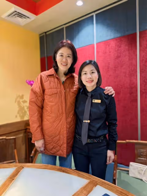 郎平夫婦和友人聚餐,63歲郎平染紅髮變美,和老公定居美國住別墅