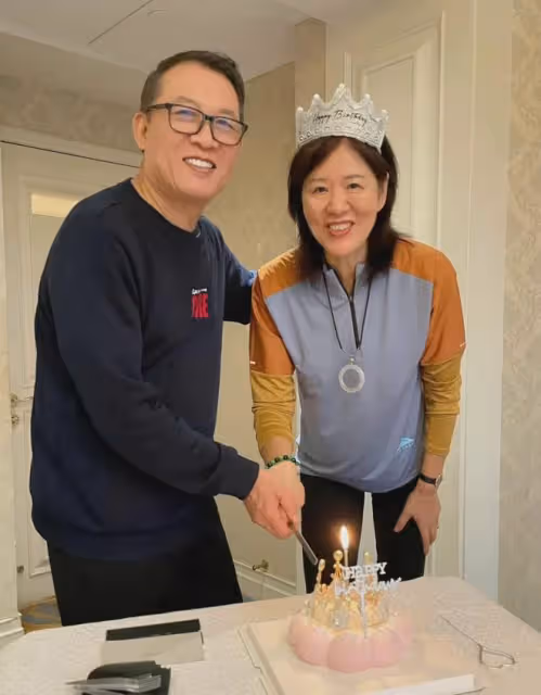 郎平夫婦和友人聚餐,63歲郎平染紅髮變美,和老公定居美國住別墅