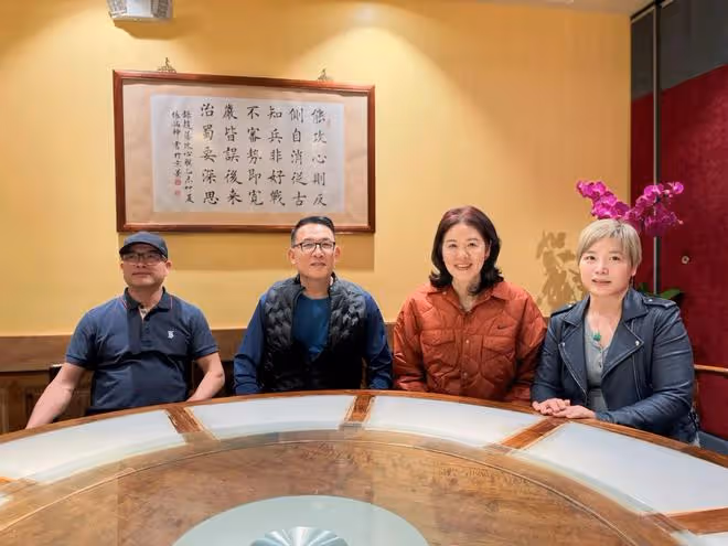 郎平夫婦和友人聚餐,63歲郎平染紅髮變美,和老公定居美國住別墅