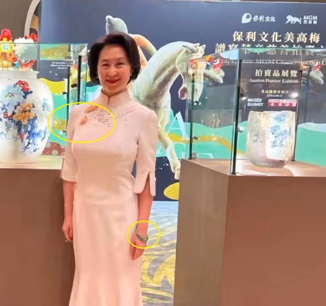 美高梅慈善晚宴:61歲何超瓊戴百萬玉鐲,70歲董明珠表情可愛!