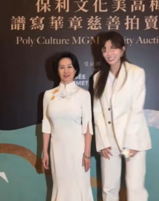 美高梅慈善晚宴:61歲何超瓊戴百萬玉鐲,70歲董明珠表情可愛!