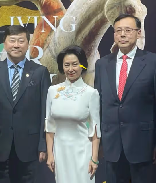 美高梅慈善晚宴:61歲何超瓊戴百萬玉鐲,70歲董明珠表情可愛!
