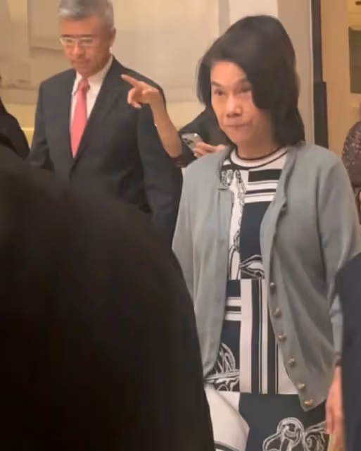 美高梅慈善晚宴:61歲何超瓊戴百萬玉鐲,70歲董明珠表情可愛!