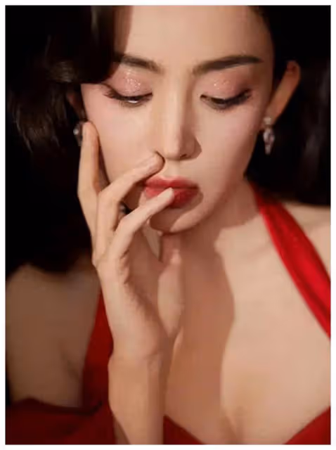 娜扎最新造型曝光，驚艷現場！疑似裝扮成「古力娜扎」亮相！