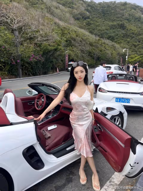 36D白富美尤物時尚穿搭:粉色弔帶長裙 優雅又迷人