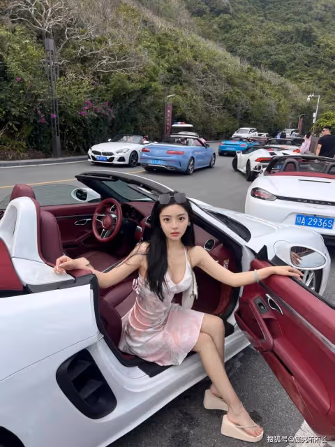 36D白富美尤物時尚穿搭:粉色弔帶長裙 優雅又迷人