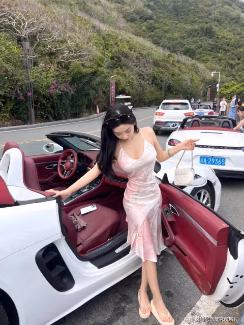 36D白富美尤物時尚穿搭:粉色弔帶長裙 優雅又迷人