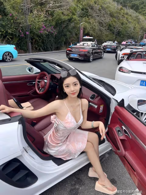 36D白富美尤物時尚穿搭:粉色弔帶長裙 優雅又迷人