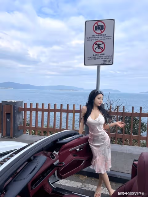 36D白富美尤物時尚穿搭:粉色弔帶長裙 優雅又迷人