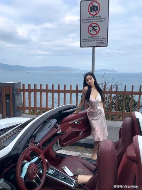 36D白富美尤物時尚穿搭:粉色弔帶長裙 優雅又迷人