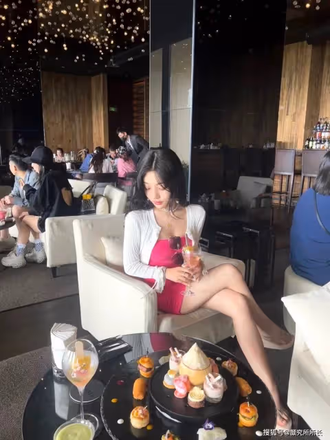 極品36D尤物時尚穿搭:白襯衫搭配粉紅色包臀裙 性感又優雅