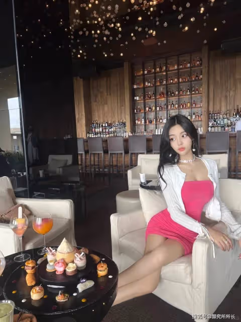 極品36D尤物時尚穿搭:白襯衫搭配粉紅色包臀裙 性感又優雅
