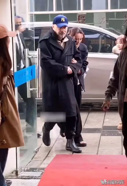 蔣勤勤夫婦現身上海路演，挽手入場好甜蜜，陳建斌現場高調撒狗糧