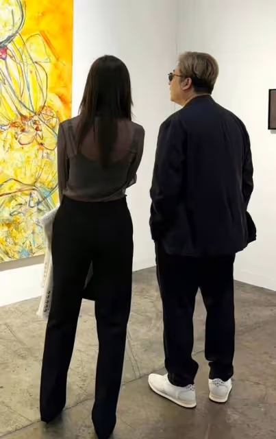 王岳倫帶美女香港看展，女方穿透視裝身姿曼妙，顏值被網友誇讚