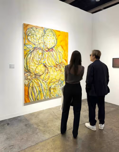 王岳倫帶美女香港看展，女方穿透視裝身姿曼妙，顏值被網友誇讚