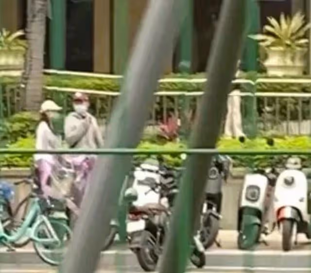 張馨予何捷送女兒上學，住廣州富人房價15萬一平，夢想開咖啡店