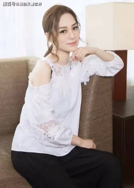 阿嬌機場被陌生男子搭訕,一個舉動化險為夷,生圖暴露真實顏值
