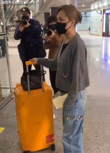 阿嬌機場被陌生男子搭訕,一個舉動化險為夷,生圖暴露真實顏值